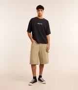 Bermuda masculina color beige, corte baggy relaxed, confeccionada en sarga lavada de algodón. Posee cintura con trabilla, cierre tradicional y bolsillo carpintero.