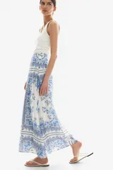 Pollera midi de lyocell con estampado paisley en tonos azules y blancos, de corte holgado, tiro alto y cierre lateral oculto.