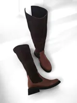 Bota larga de gamuza color marrón chocolate, con caña alta y suela track.