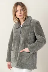 Campera marrón de cuero gastado con cuello de piel sintética.