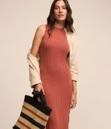 Vestido midi negro de punto acanalado, sin mangas y con cuello alto.