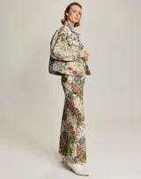 Chaqueta tejida en jacquard rojo Noelle Rose con estampado floral, cuello clásico, cierre frontal con botones, dos bolsillos de parche en el pecho y mangas largas con puños abotonados.