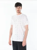 Remera blanca de algodón con estampado integral de letras del alfabeto y monograma de la marca.