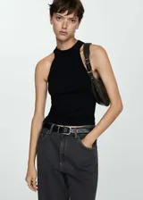 Top negro de tejido de punto fino con cuello halter y diseño entallado.