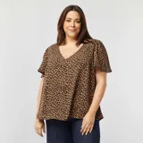 Blusa de animal print color marrón con negro, escote en V y mangas cortas.