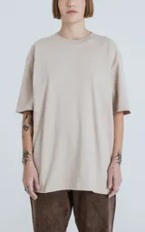 Remerón beige de corte extra oversize con hombros caídos, cuello redondo y doble costura.