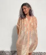 Camisola color salmón con estampado dorado de estilo hindú, cuello mao y mangas 3/4 con ajuste de lazo.