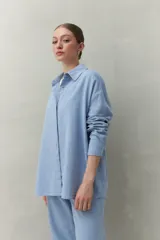 Camisa color rosa claro, de corte clásico y silueta relajada, confeccionada en mezcla de lino y viscosa.