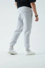 Pantalón de jogging azul marino de felpa con puños ajustados, cintura ajustable con cordón y logo estampado.