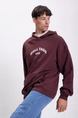 Canguro deportivo marrón con capucha, bolsillo tipo canguro y estampado frontal con la inscripción "WALL TAGS 1995" en blanco.