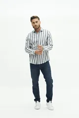 Camisa de manga larga para hombre, color blanco con rayas verticales finas en tonos grises y azules. Confeccionada en una mezcla de lino y algodón, de corte semi slim y logo bordado en el pecho.