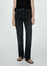 Pantalón de jean negro con corte recto, tiro medio, cinco bolsillos y ruedo con vuelta.