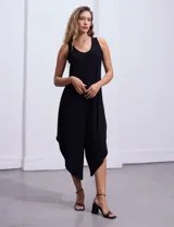 Mono enterizo negro de seda fría, con ruedo asimétrico y corte holgado.