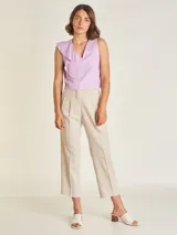 Pantalón de lino de tiro alto, con pierna recta y diseño de pinzas en el delantero, cierre frontal y bolsillos laterales.