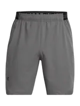 Short deportivo Under Armour Woven 8in, color azul con logo en la pierna izquierda y cintura elástica con cordón ajustable. Confeccionado con tejido ligero y transpirable de secado rápido.