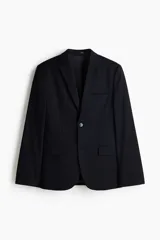 Blazer negro de corte slim fit, con solapas de muesca finas, ojal decorativo, botonadura sencilla, bolsillo superior insertado, bolsillos delanteros con solapa, dos bolsillos interiores, botones decorativos en los puños y abertura doble atrás. Forrado.