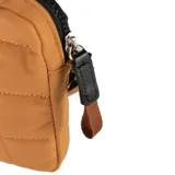 Bandolera mini color camel, confeccionada en cuero sintético con diseño acolchado. Tiene correa regulable, cierre principal y bolsillo interno con cierre.