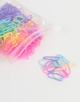 Set de 100 gomitas de silicona multicolor en estuche transparente.