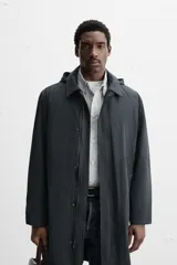 Parka relaxed fit confeccionada en tejido técnico repelente al agua. Interior acolchado desmontable. Cuello solapa con capucha desmontable. Manga larga con puño ajustable con botones a presión. Bolsillos de vivo en cadera. Bajo con abertura central en espalda. Cierre frontal con cremallera oculta por solapa con botones a presión. Chaleco interior acolchado y desmontable con cuello pico y manga sisa.