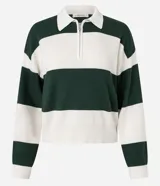 Suéter de punto con diseño de rayas horizontales anchas en verde oscuro y blanco. Presenta cuello estilo polo con cierre de cremallera metálica frontal y puños y bajo acanalados.
