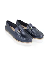 Mocasín rojo de cuero con detalle de hebilla dorada y suela track blanca.