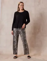 Conjunto de pijama marca René Rofé, compuesto por pantalón largo y remera de mangas largas. La remera es de escote redondo y tiene un bolsillo en el pecho. El pantalón tiene cintura elastizada y lazo de ajuste.