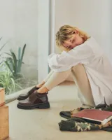 Botinetas negras de cuero con suela track y ajuste con velcro.