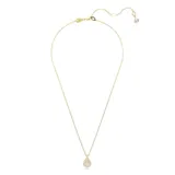 Colgante dorado con dije circular adornado con cristales blancos.