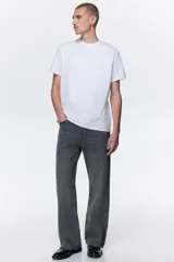 Remera blanca de algodón, corte slim fit, con cuello redondo ribeteado y bajo recto.