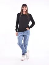 Sweater de punto color beige, de corte clásico y mangas largas. Ideal para uso diario.
