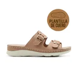 Sandalia de cuero color beige, con plantilla de cuero, dos tiras anchas con hebillas metálicas ajustables y suela de goma blanca.