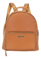 Mochila pequeña color marrón de cuero sintético con bolsillo frontal con cierre y logo de la marca.