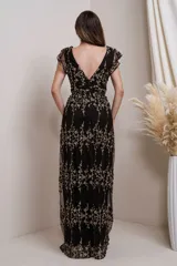 Vestido largo de fiesta negro con bordado floral dorado, escote en V, mangas cortas con volados y tajo lateral.