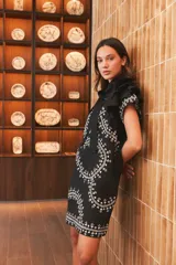 Remerón de lino y algodón color crema con bordado artesanal en hilo amarillo claro, de manga corta y corte recto.