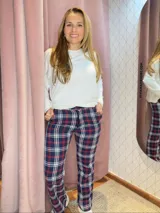 Pantalón largo de algodón con estampado escocés en tonos rojo, azul y blanco. Tiene tiro alto y corte recto levemente entallado.