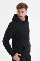 Hoodie deportivo negro con capucha y bolsillo canguro.