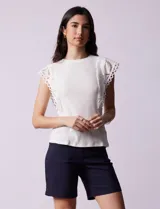 Blusa blanca de algodón marca Catherine Malandrino, sin mangas y con apliques de crochet en los hombros.