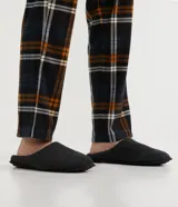 Pantuflas cerradas de poliéster color azul marino, con plantilla y forro de poliéster y suela de goma termoplástica.