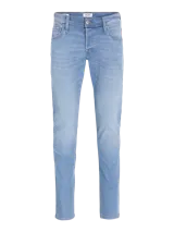 Pantalón de jean celeste de corte slim fit.