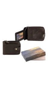 Billetera de cuero marrón oscuro con tapa y broche metálico, visor transparente, compartimentos internos y cierre seguro.