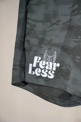Short deportivo de lycra con estampado abstracto en tonos grises y negros. Tiene cintura elástica con cordón ajustable y logo estampado en blanco en la pierna izquierda.
