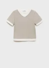 Camiseta color gris claro con cuello en V y mangas cortas. Diseño de doble capa con remera blanca debajo.