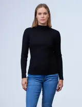 Buzo de tejido acanalado, color negro, con cuello alto y corte ajustado.