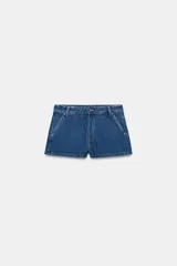 Shorts blancos de tiro medio con trabillas, bolsillos laterales y traseros. Cierre frontal con cremallera y botón metálico.