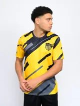 Remera de entrenamiento estampada del Club Atlético Peñarol, confeccionada en poliéster. Diseño con franjas diagonales amarillas y grises, y escudo del club en el pecho.