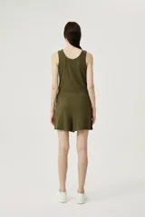 Mono de tirantes anchos color verde militar, con corte ajustado y diseño de canalé.