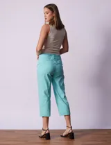 Pantalón capri verde esmeralda de gabardina elastizada, marca Zac & Reachel. Tiene pretina ancha elastizada y bolsillos simulados en la parte delantera y trasera.