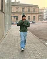 Buzo verde militar de felpa con frisa gruesa, corte boxy, medio cierre con cremallera y estampado minimalista con la frase "The Wise Club Exclusive Members".