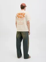 Camiseta color crema de algodón con cuello redondo y estampado en el frente y la espalda con la leyenda "Originals Urban Aesthetics Certified Daily Basic Garments Designed in the Holmen District by Team Originals Est. Copenhagen 1990 Creative Community".