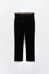 Pantalón de vestir color beige, de tiro alto y corte recto. Incluye cinturón marrón con hebilla metálica. Presenta bolsillos laterales y falsos bolsillos traseros de doble vivo. Cierre frontal con cremallera, botón interior y gancho oculto.